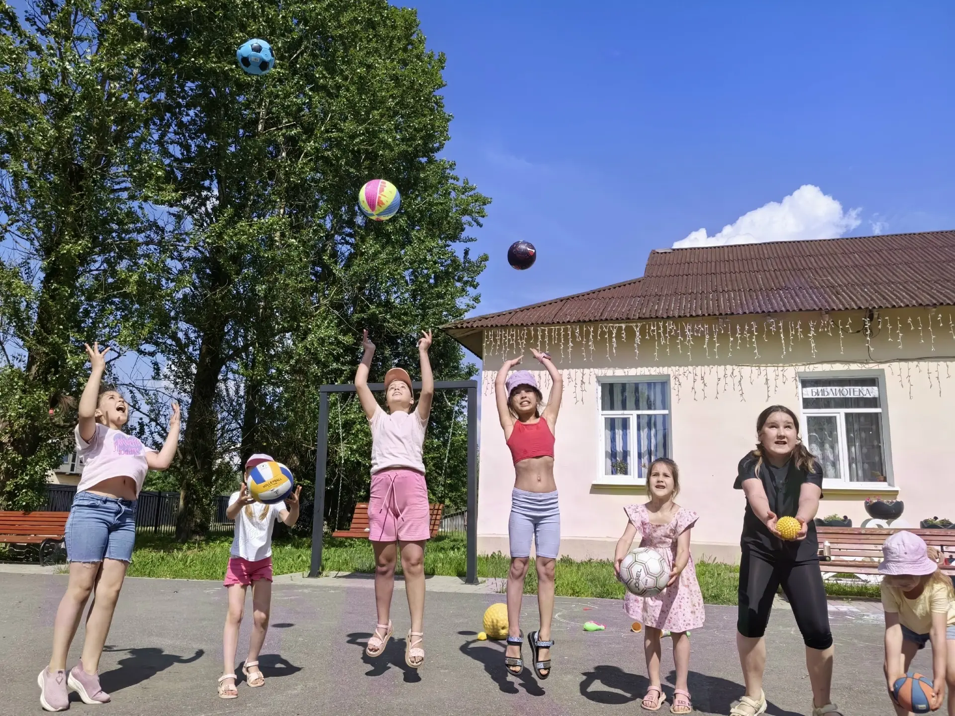 Лето, солнце, каникулы — лучшее время для совместных игр! Именно под таким девизом в Синявинской биб