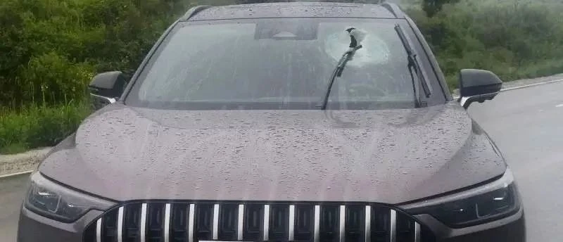 🚨 В Хасанском районе булыжник, выпавший из грузовика, пробил лобовое стекло встречного автомобиля.
