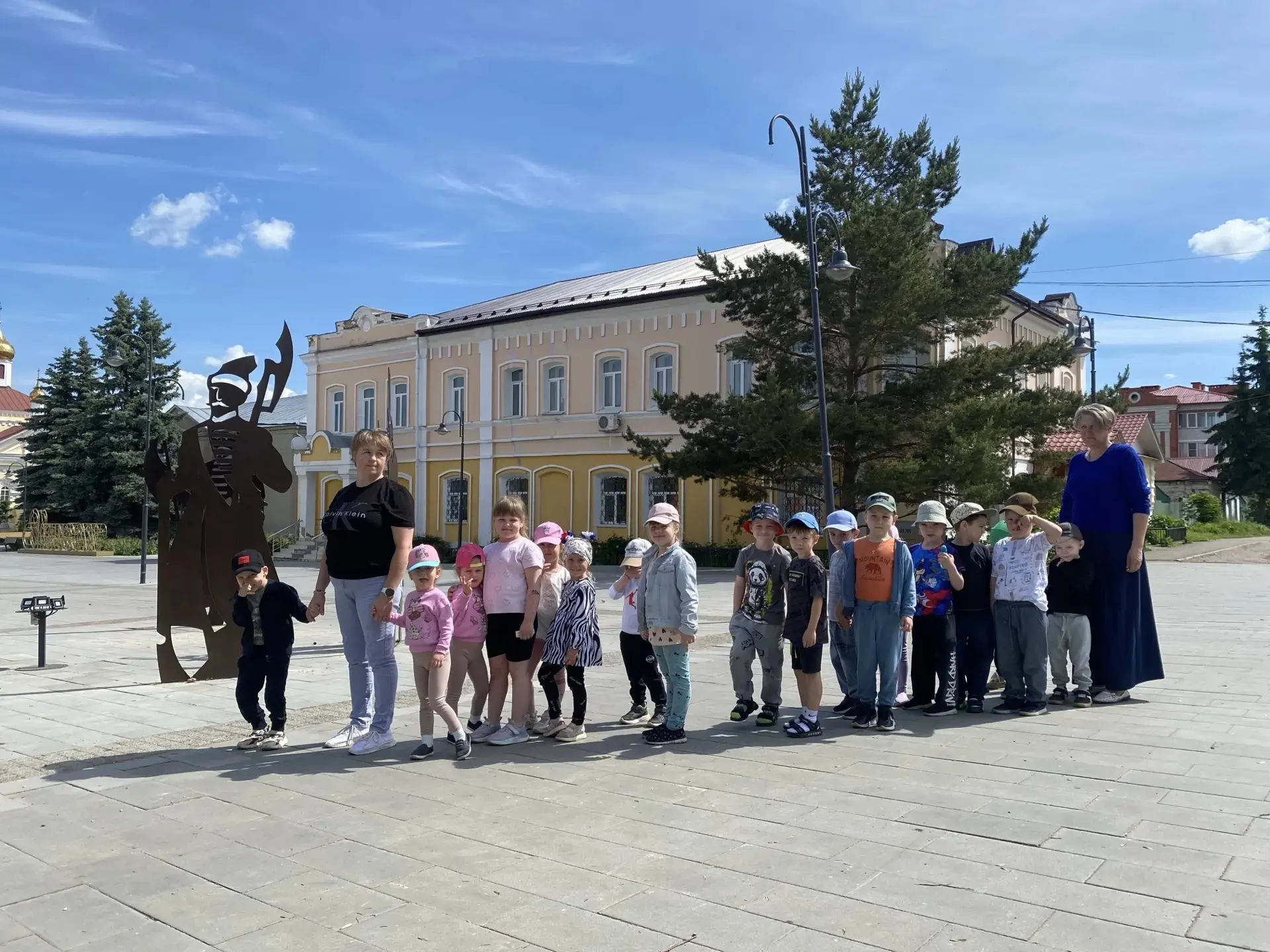 В районном Доме культуры проходят показ фильмов и мультфильмов для маленьких зрителей.
Каждый четвер
