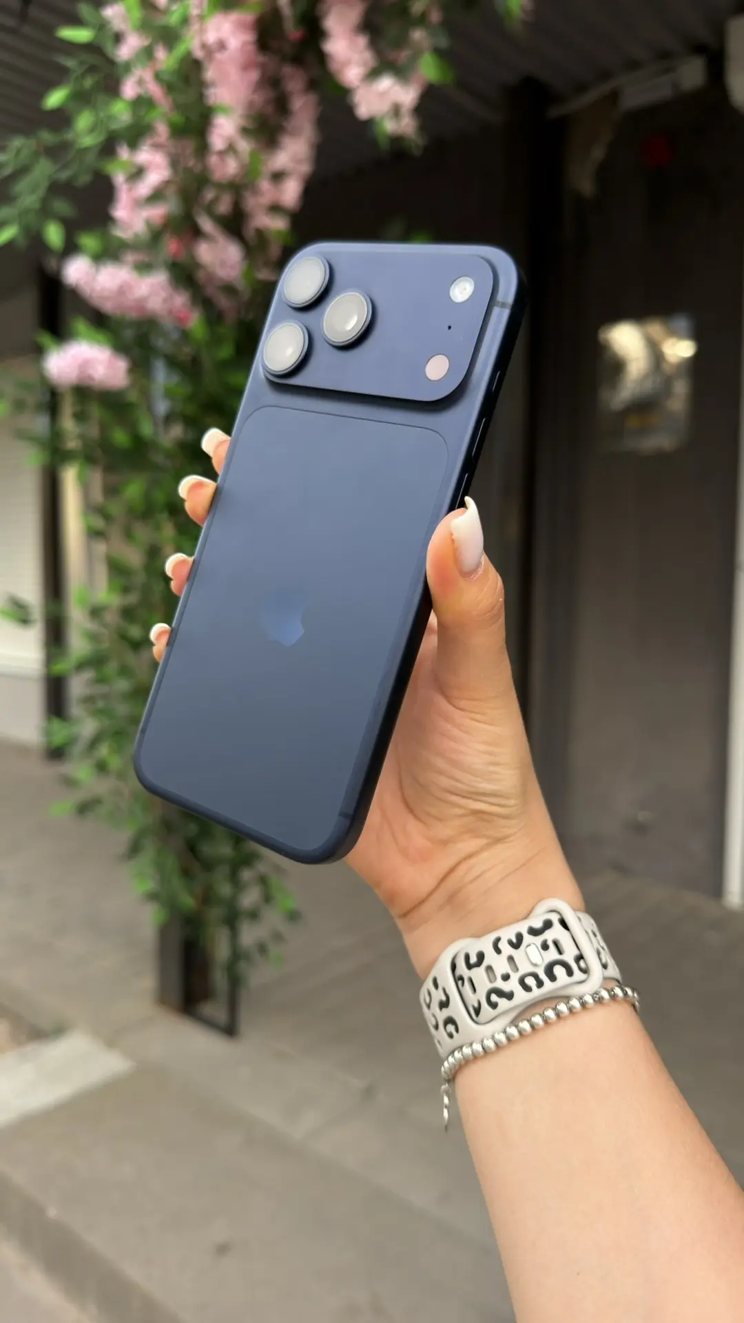 iPhone 17 Pro Max | 256gb | Blue Titanium e-sim
Состояние аккумулятора: 100%

Хорошее внешнее состоя