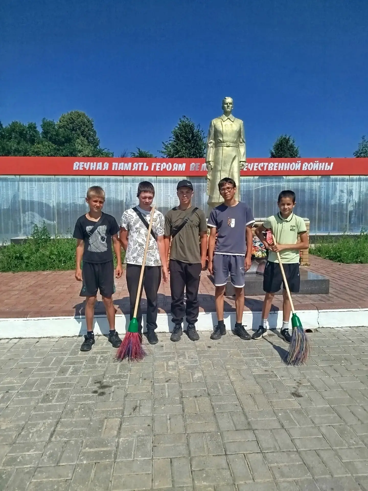 В летний период в Шихазанской школе организована работа трудовой подростковой бригады.
Ребята вместе