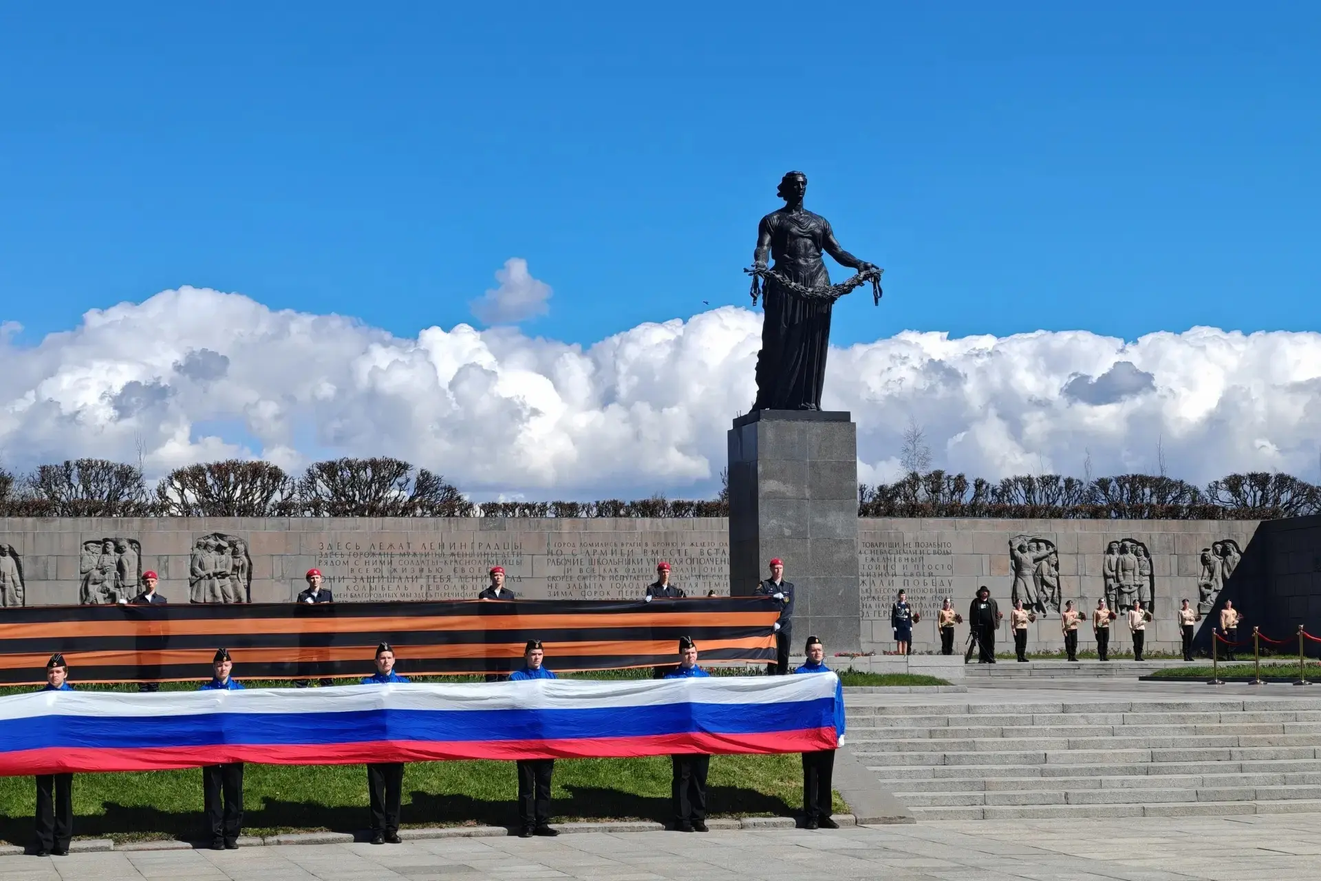 6 мая 🏛 На Пискарёвском мемориальном кладбище прошла традиционная общегородская акция «Памяти павши
