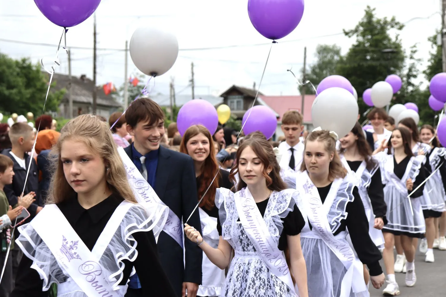 Один из самых волнительных дней в жизни каждого. 
Такой он: радостный, цветочно–бантиковый, неповтор