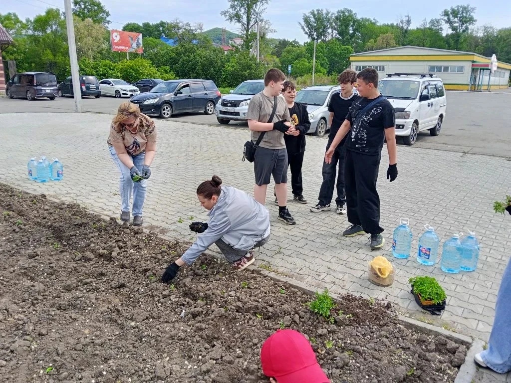 Сегодня, ученики школы приняли участие в акции "Цветы России" приуроченной ко Дню России. Ребяты выс