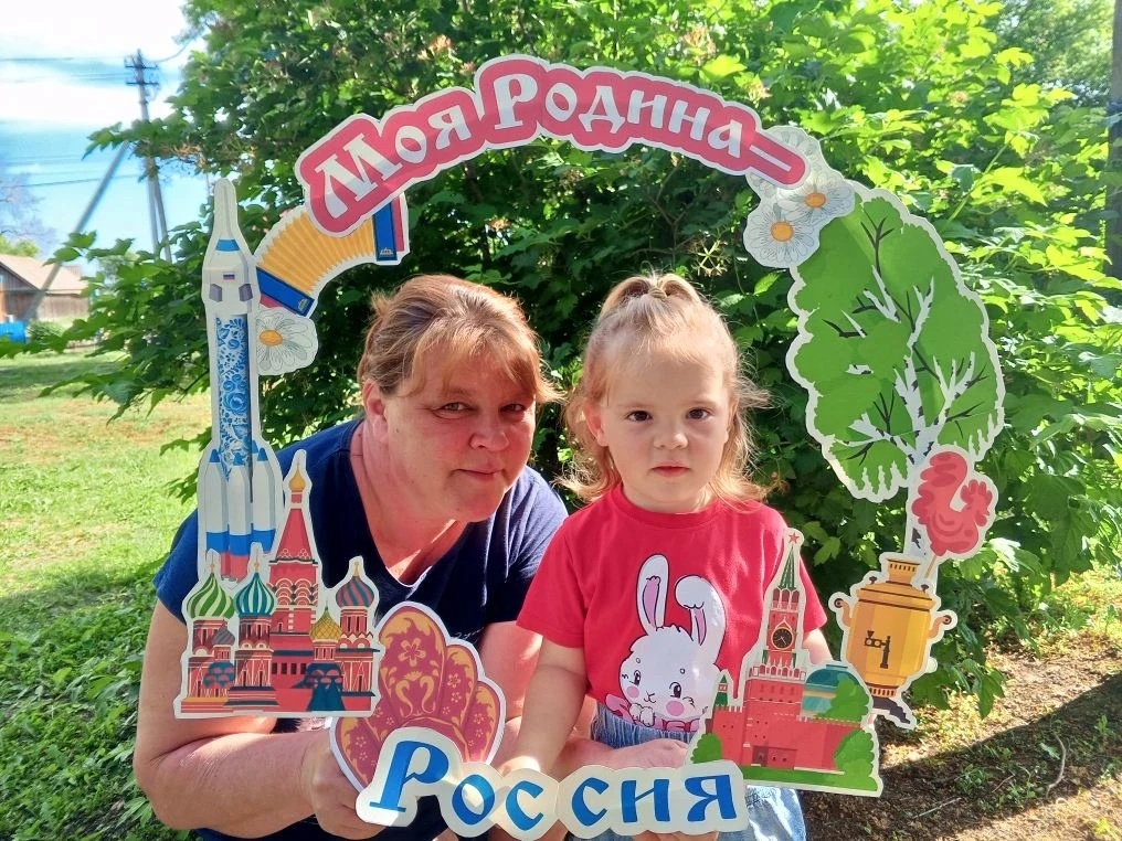 В преддверии Дня России мы провели важную и душевную работу с родителями — раздали тематические букл