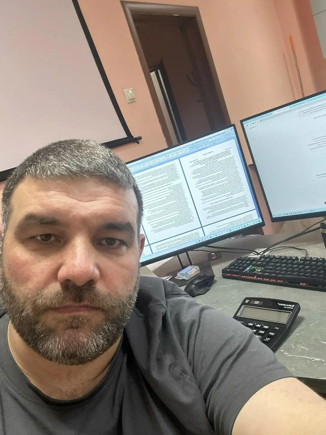 🙋‍♂️ Так выглядит понедельник)

2 монитора, расчеты, сметы, счета, проекты, заказы - тут даже кофе 