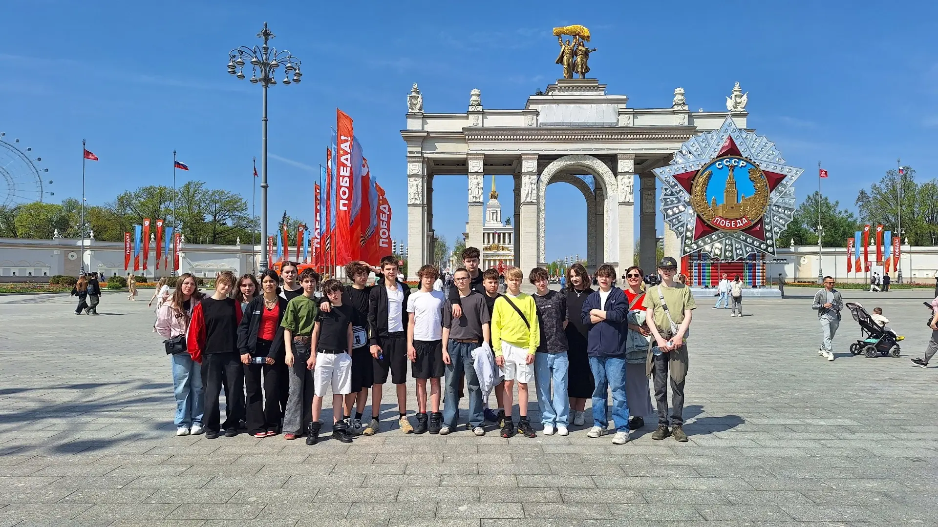 ИЗ ПЕТЕРБУРГА В МОСКВУ ✨

С 5 по 7 мая 8Б класс находился в Москве, знакомясь с известными достоприм