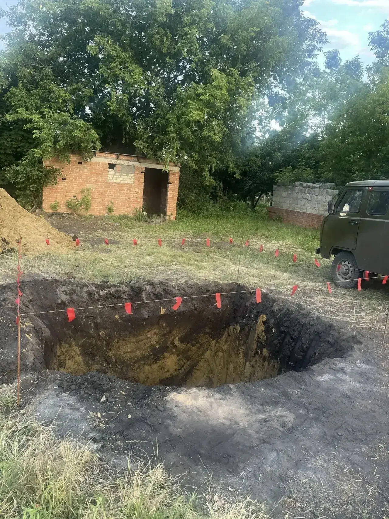 В селе Полчаниновка сегодня начали работы по обустройству канализационной ямы. Это важный этап подго