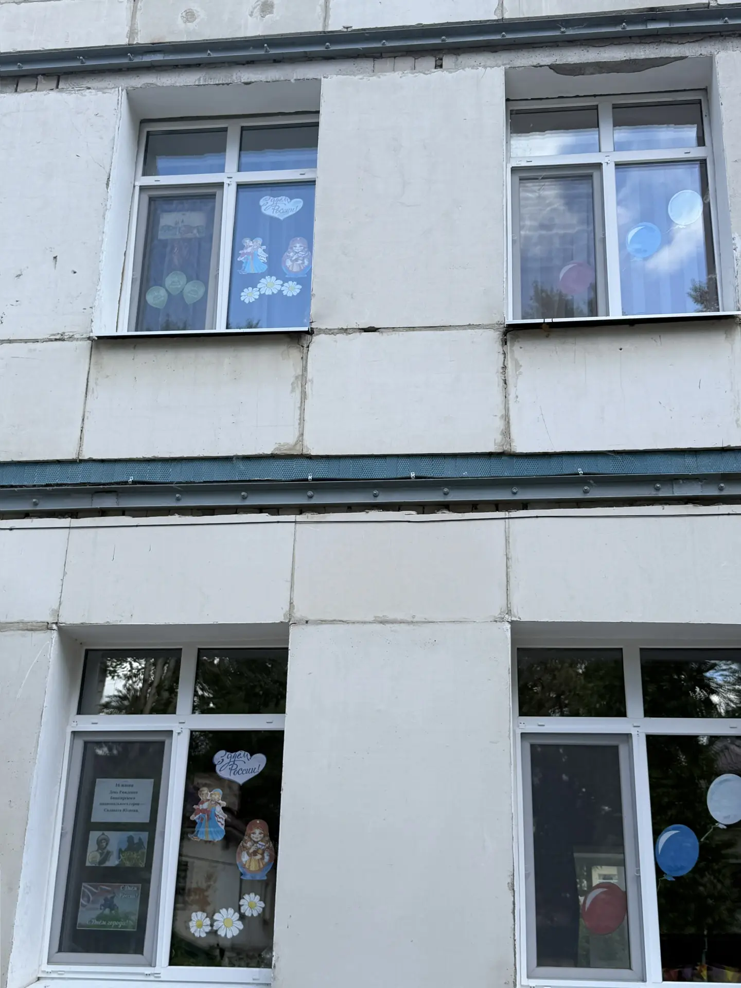 В нашем детском саду продолжается подготовка к важным и любимым праздникам — Дню России, Дню города 