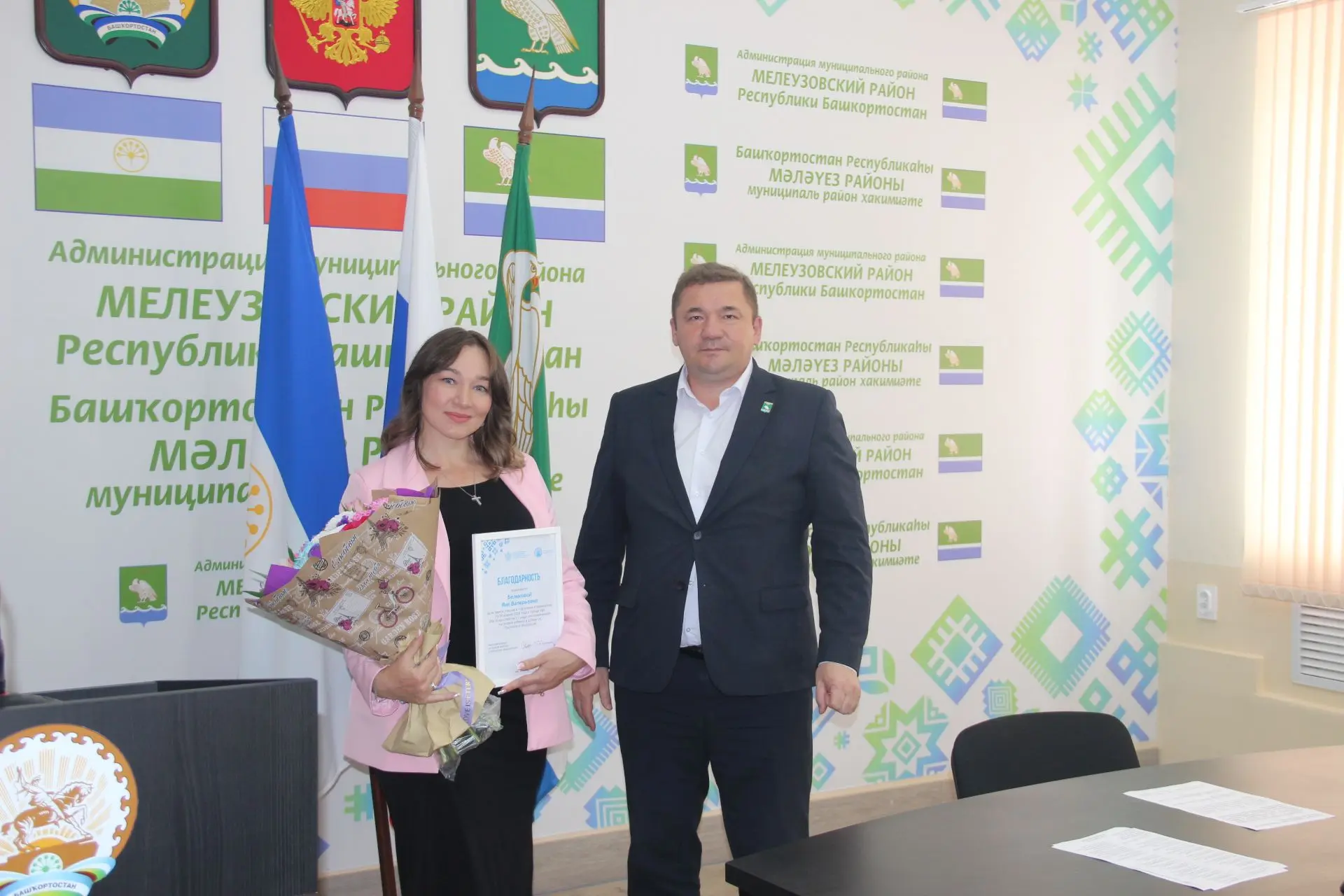 ✅Начали неделю традиционно с оперативного совещания.
Вручили благодарность тренеру Яне Беликовой от 