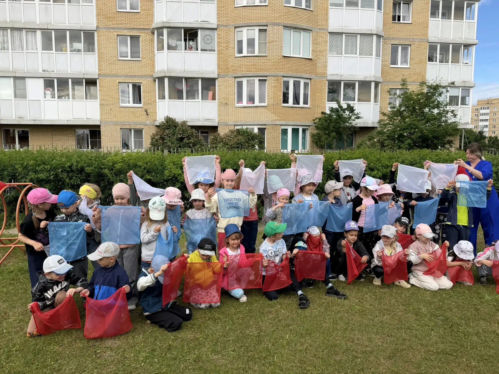 12 июня - ДЕНЬ РОССИИ!

Нам праздники для радости даны,

Мы знаем их немало, самых разных,

Но день 