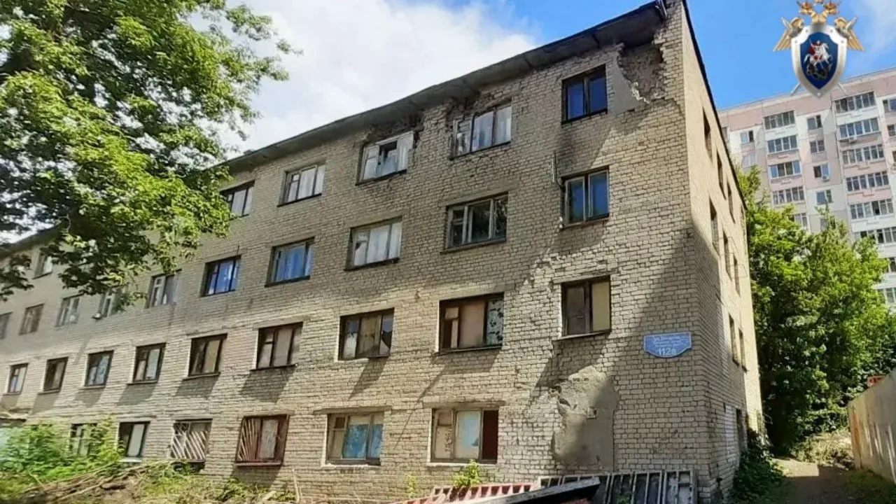 ‼️В Саранске ребёнок упал с крыши заброшки.

В столице Мордовии следователи устанавливают обстоятель