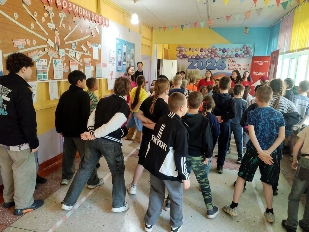 Вести со школьной летней площадки: азарт, творчество и полезные знания!

Утро началось с бодрой заря