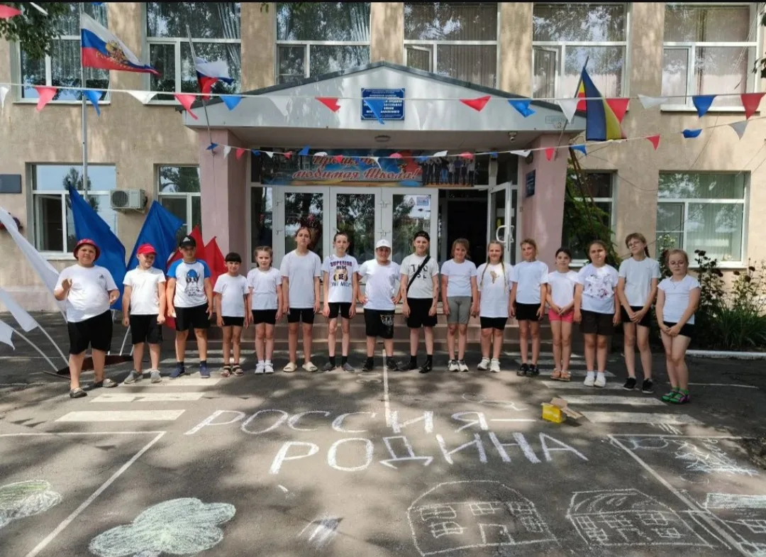 Дневник ЛДПД "Подсолнух ". День девятый.
11 июня 2026 год. Утро. На школьном дворе празднично, звучи