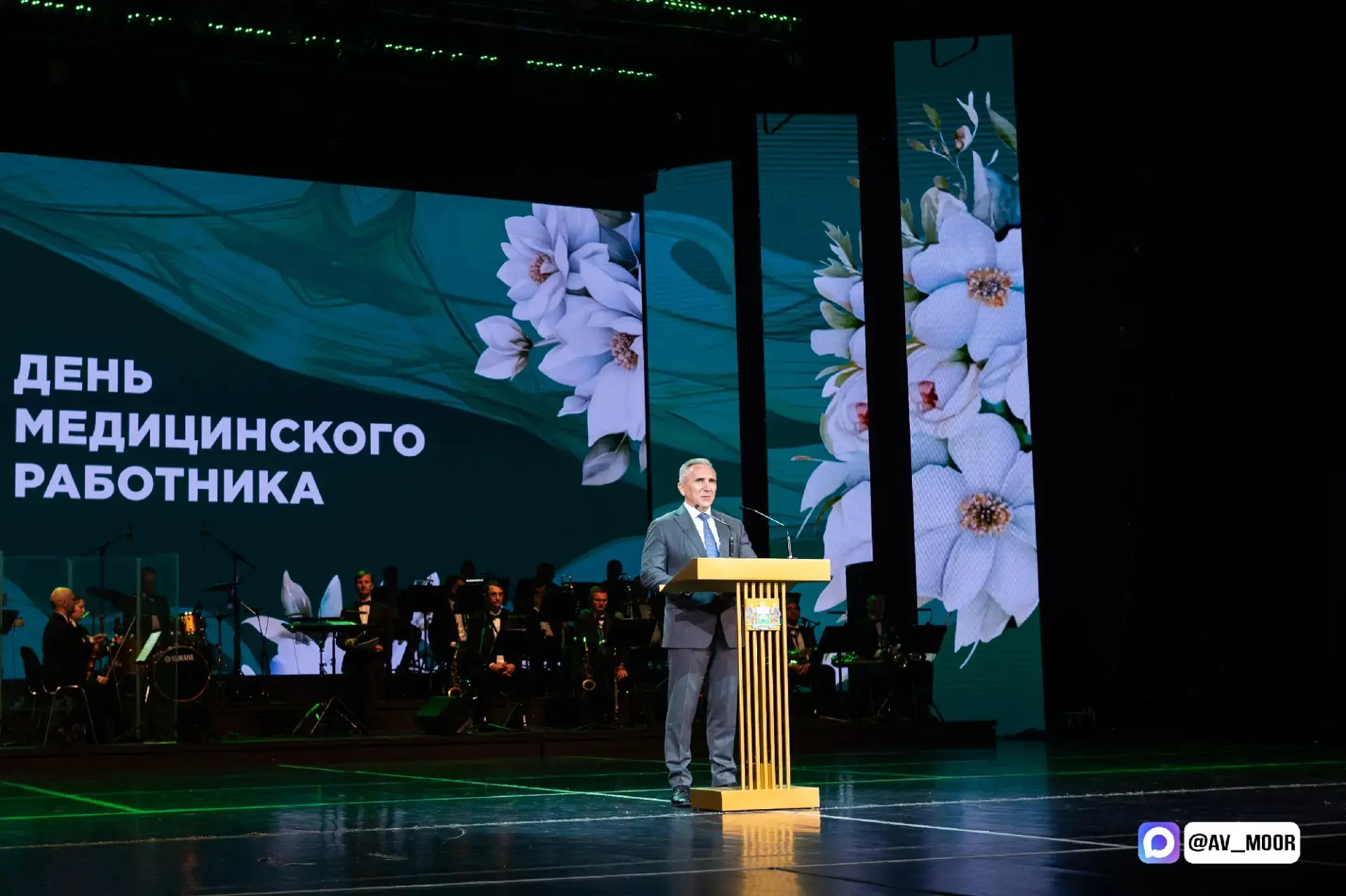 Поздравил медицинских работников и ветеранов здравоохранения с наступающим профессиональным праздник