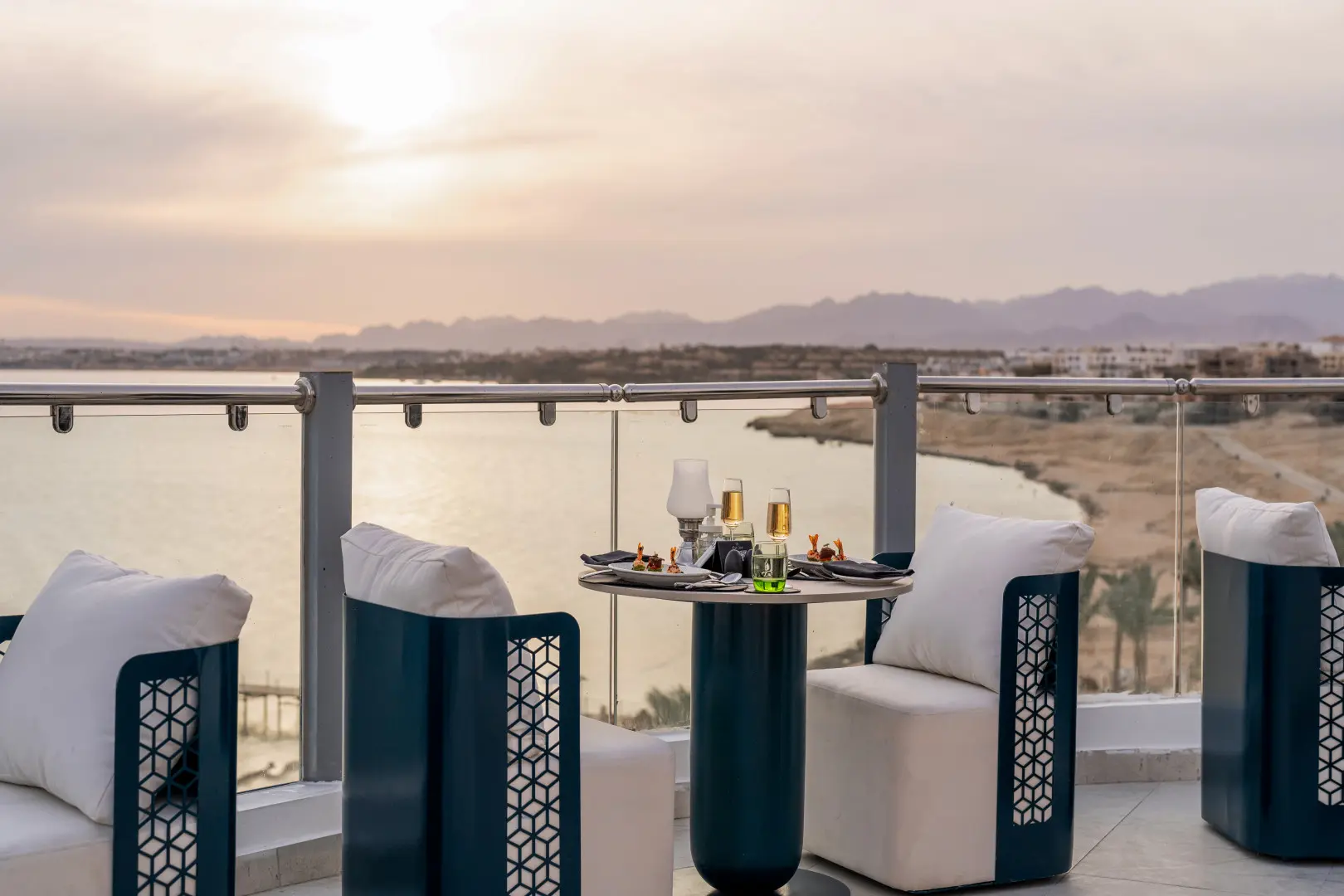 Sunrise Remal Beach 5⭐️

Обновленный курортный отель в стиле арабского шика рядом с пляжем и одним и