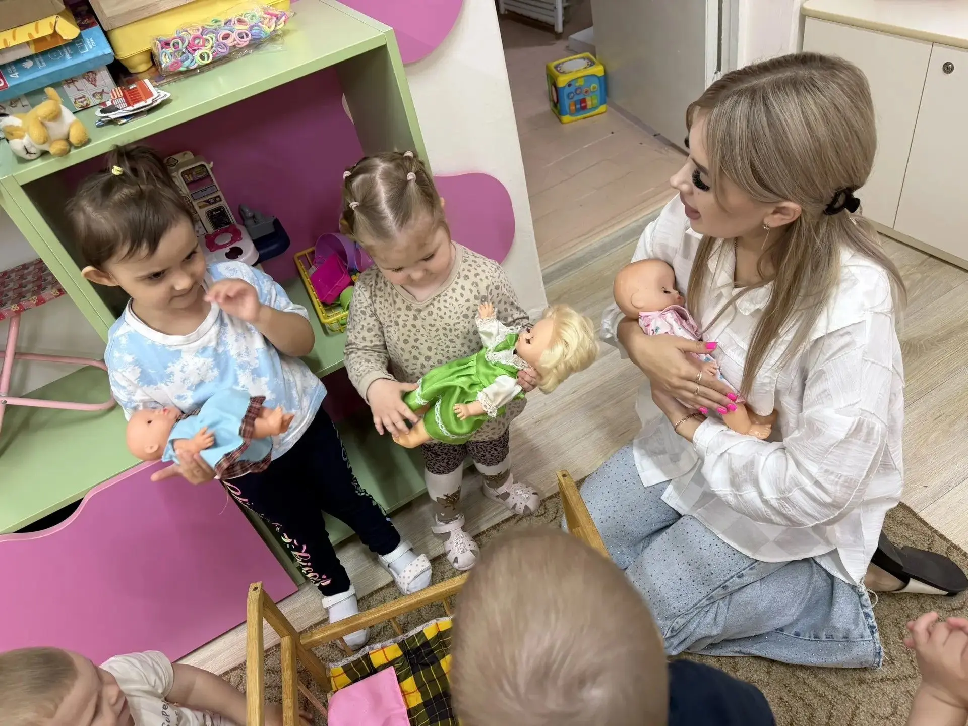 Семья -это самое ценное, что есть у ребёнка. В группе раннего возраста «Бусинка» мы познакомили малы