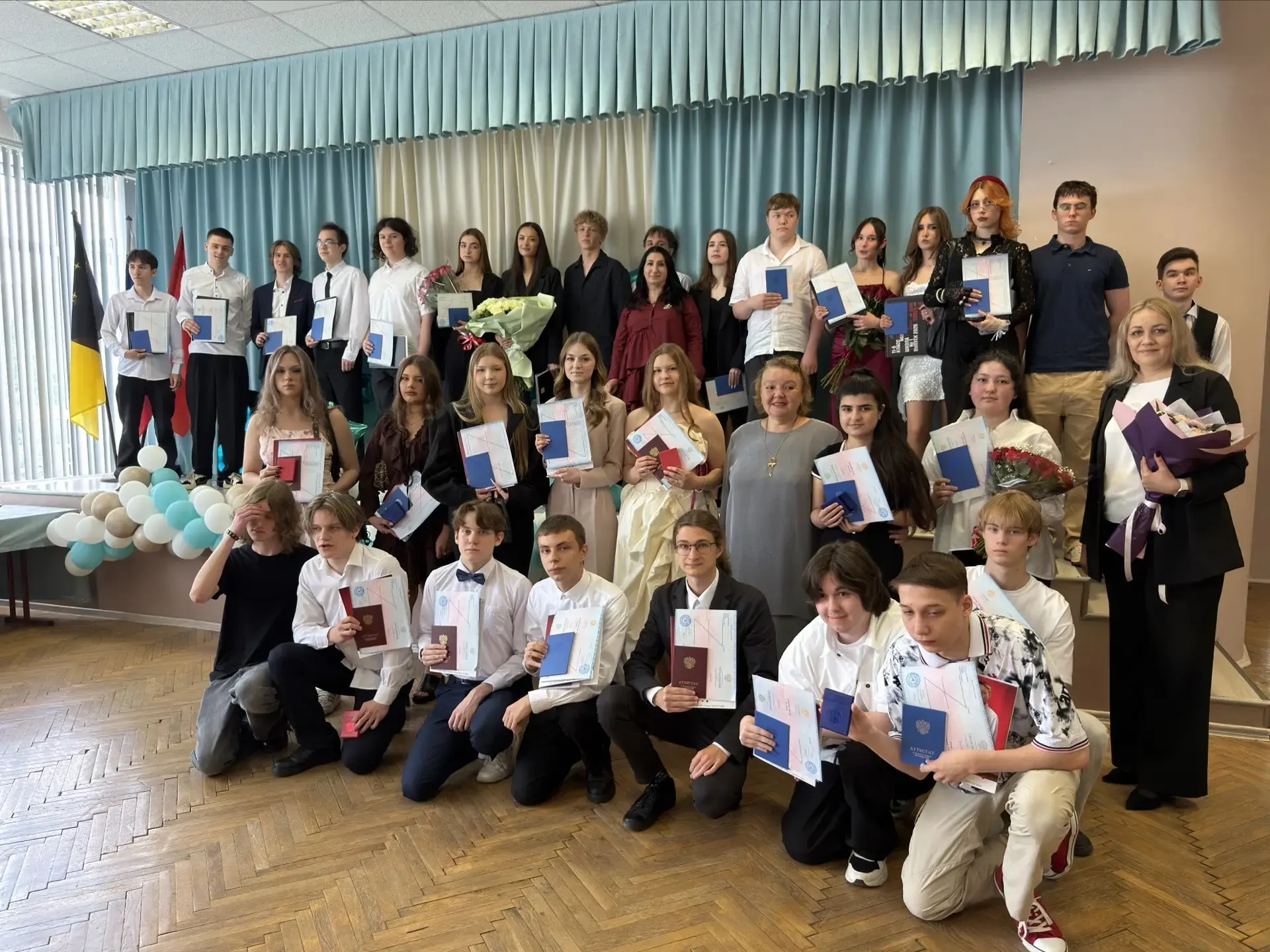 Долгожданный момент настал! 🎓✨
Сегодня — торжественное вручение аттестатов выпускникам 11-х классов