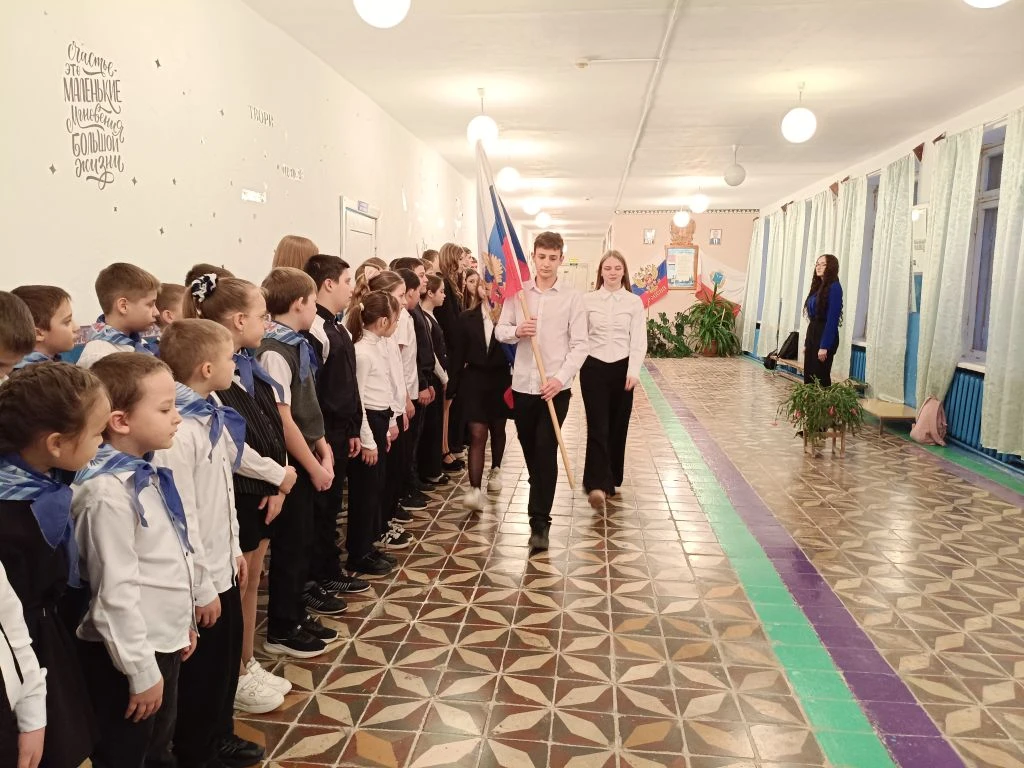 🇷🇺12 января в МОУ СОШ с. Крутояр с традиционной общешкольной линейки началась первая учебная недел