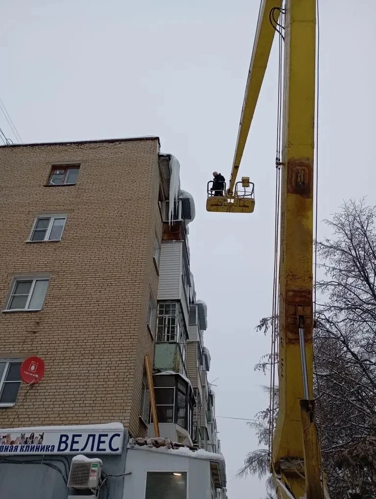 Очистка участка кровли от наледи по адресу ул. Беклемищева, д. 24