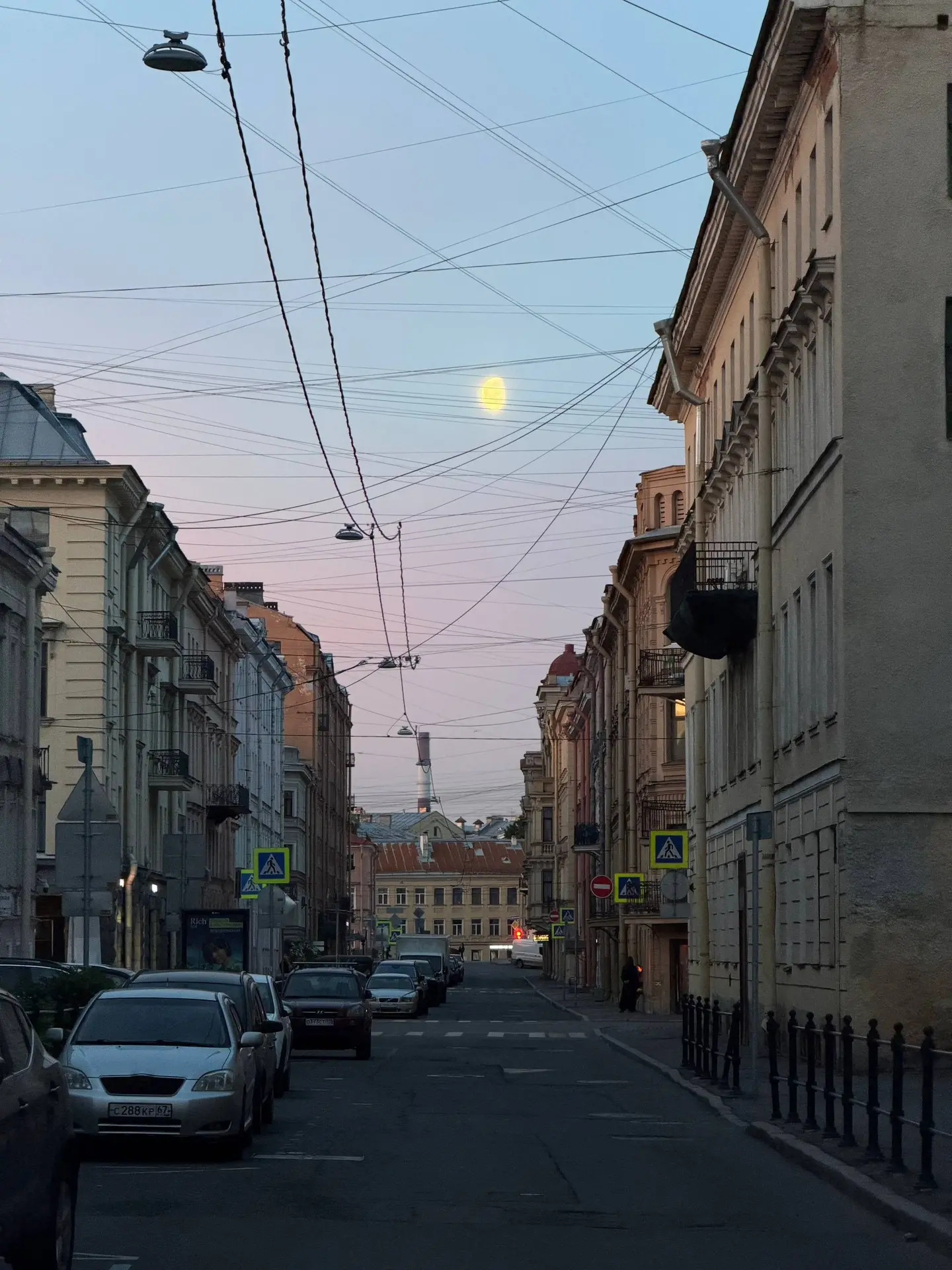 В Петербурге остановился в Столярном переулке напротив дома, где жил Раскольников. Гостиница называе