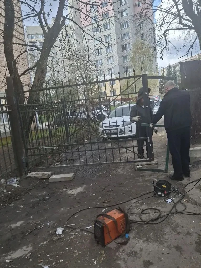 Уважаемые жильцы! 

На контейнерной площадке установили ограждающие ворота для предотвращения органи