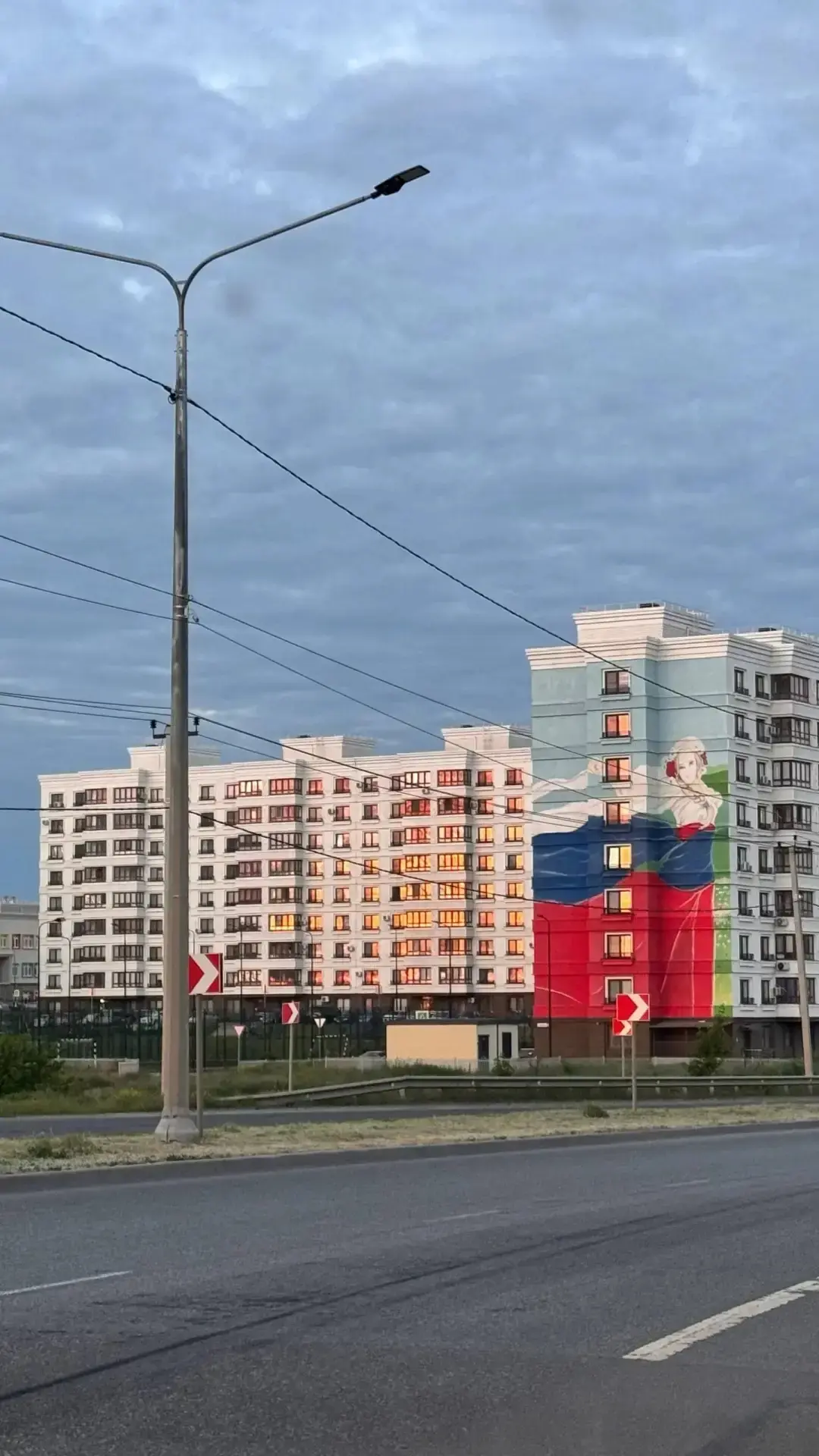 В цветах на закате😍