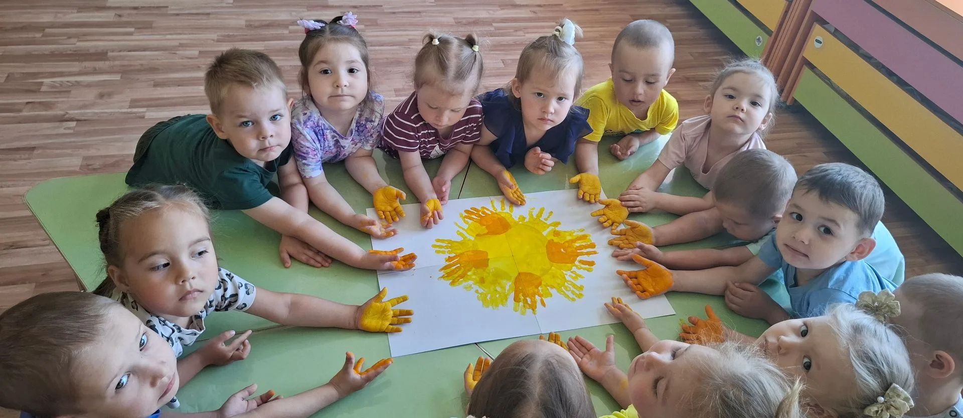 Икенче кече яшь балалар төркемендә "Кояш" көне. Балалар куллары ярдәмендә кояшка нурлар ясадылар