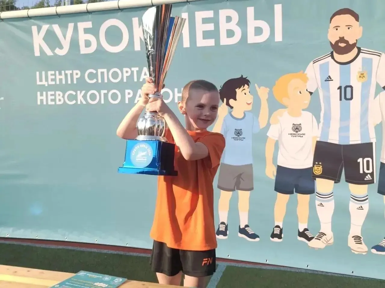 🏆 Наши юные спортсмены трудятся даже летом!
👏 Ребята из команды "Искра" п. Металлострой, в числе к