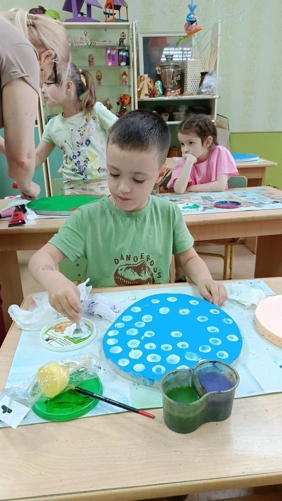 ✨Украшаем детский сад✨ 
 
Дети старших групп активно участвуют в изготовлении украшений для территор