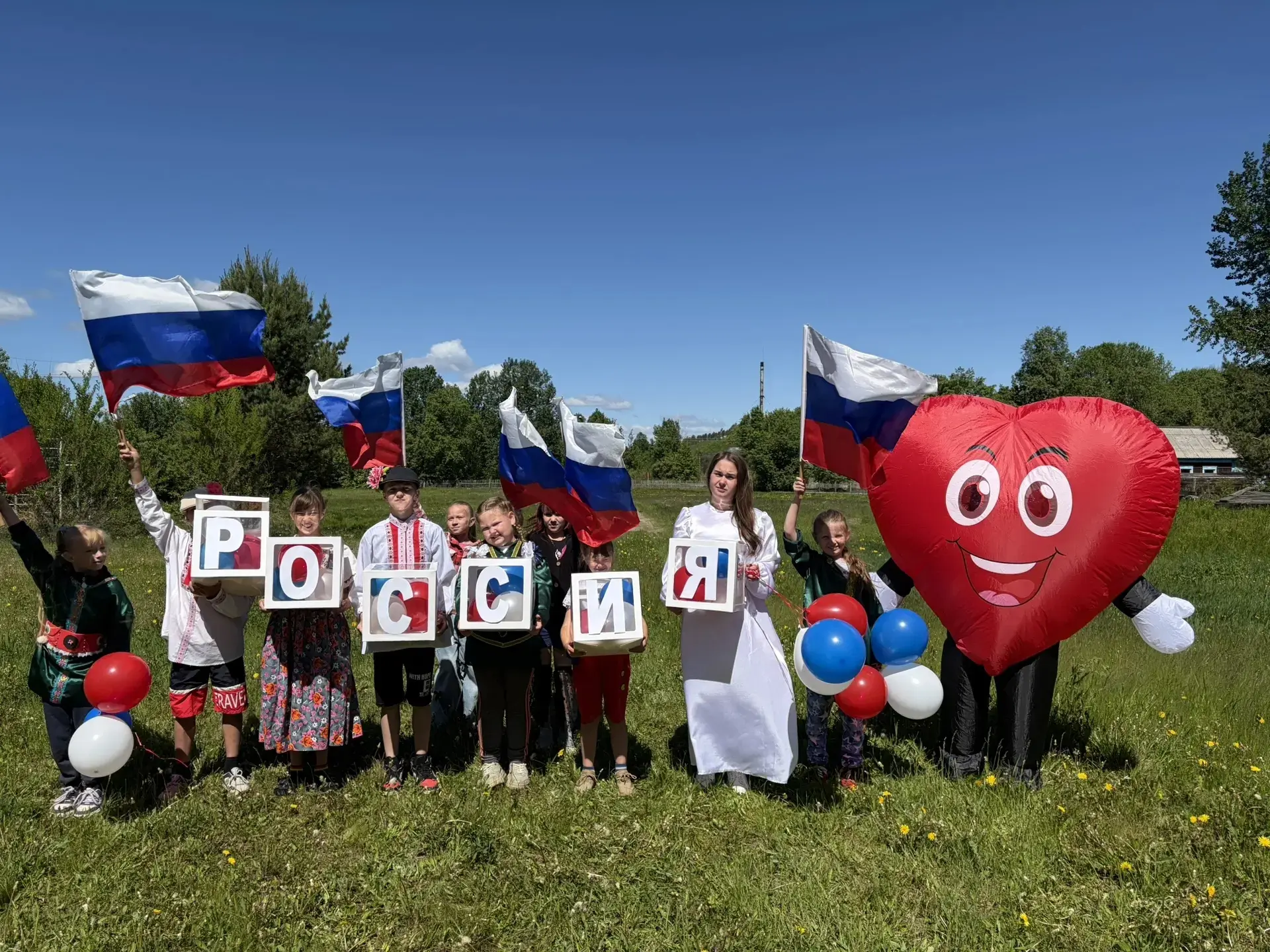 С Днем России, друзья! 🇷🇺
Сегодня в нашем лагере царила атмосфера настоящего праздника – мы отмеча