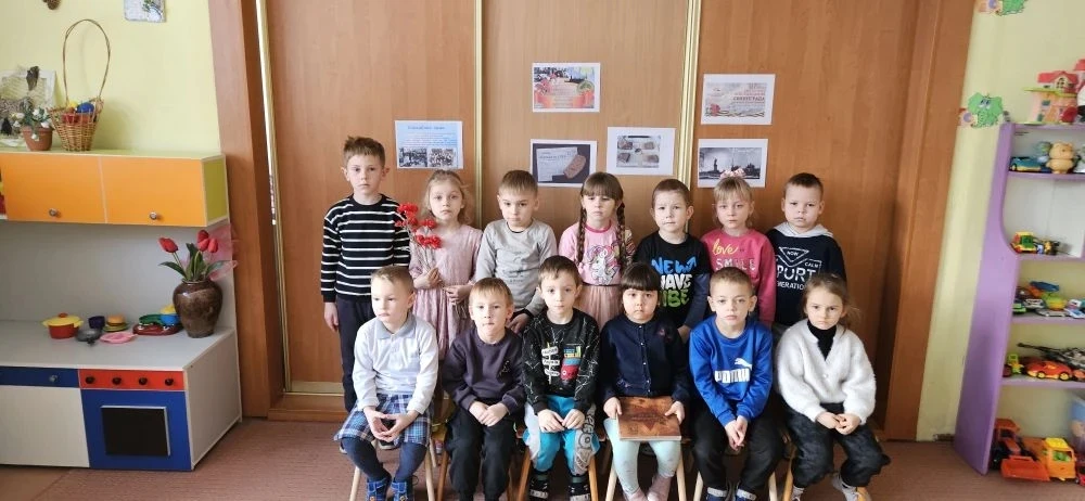 27 января в  День полного освобождения Ленинграда от фашистской  Блокады, в старшей группе " Солнышк