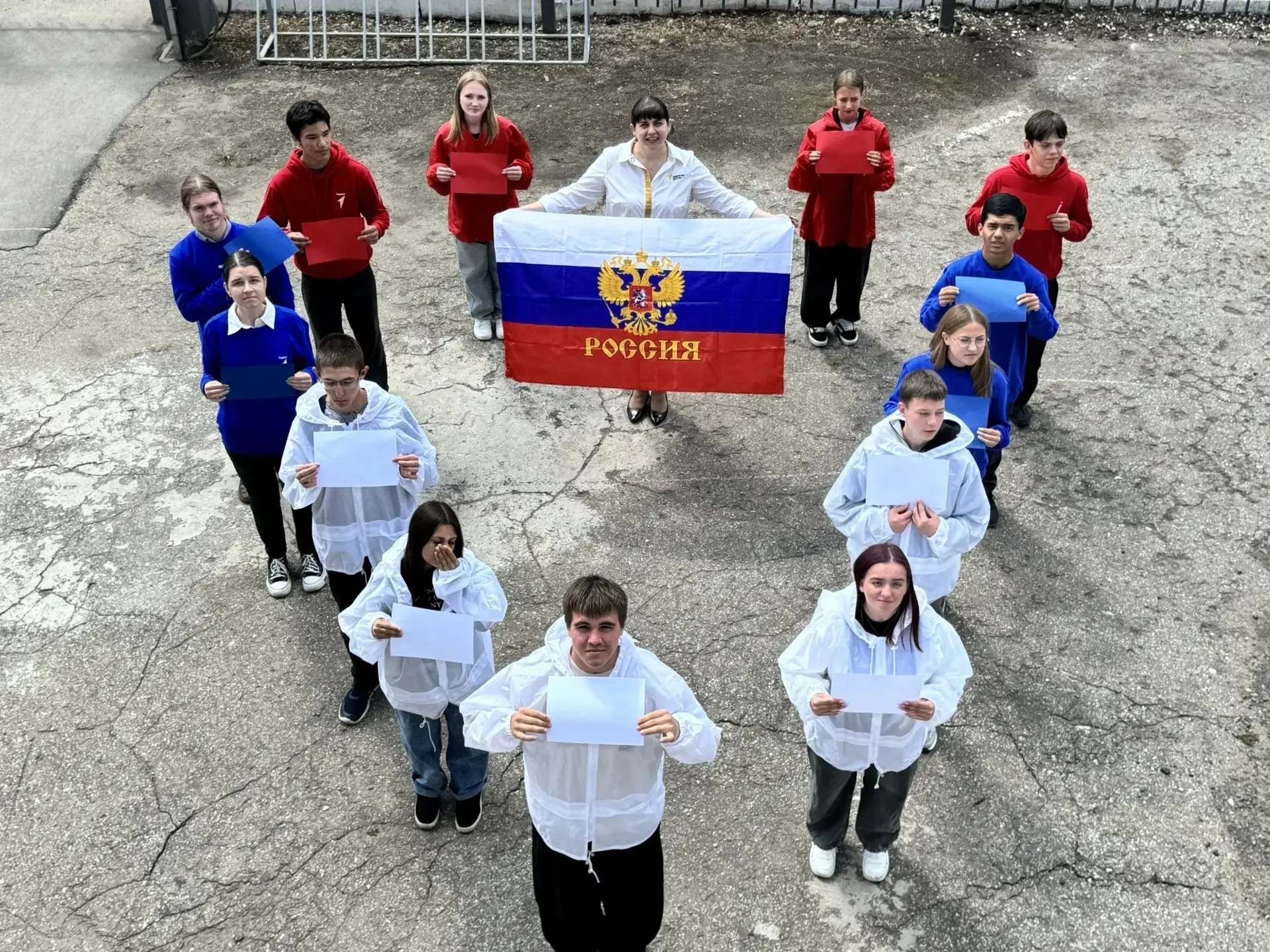 🇷🇺 МЫ - БУДУЩЕЕ РОССИИ! 🇷🇺 

Студенты-активисты «Движения Первых» развернули флаги в честь главн