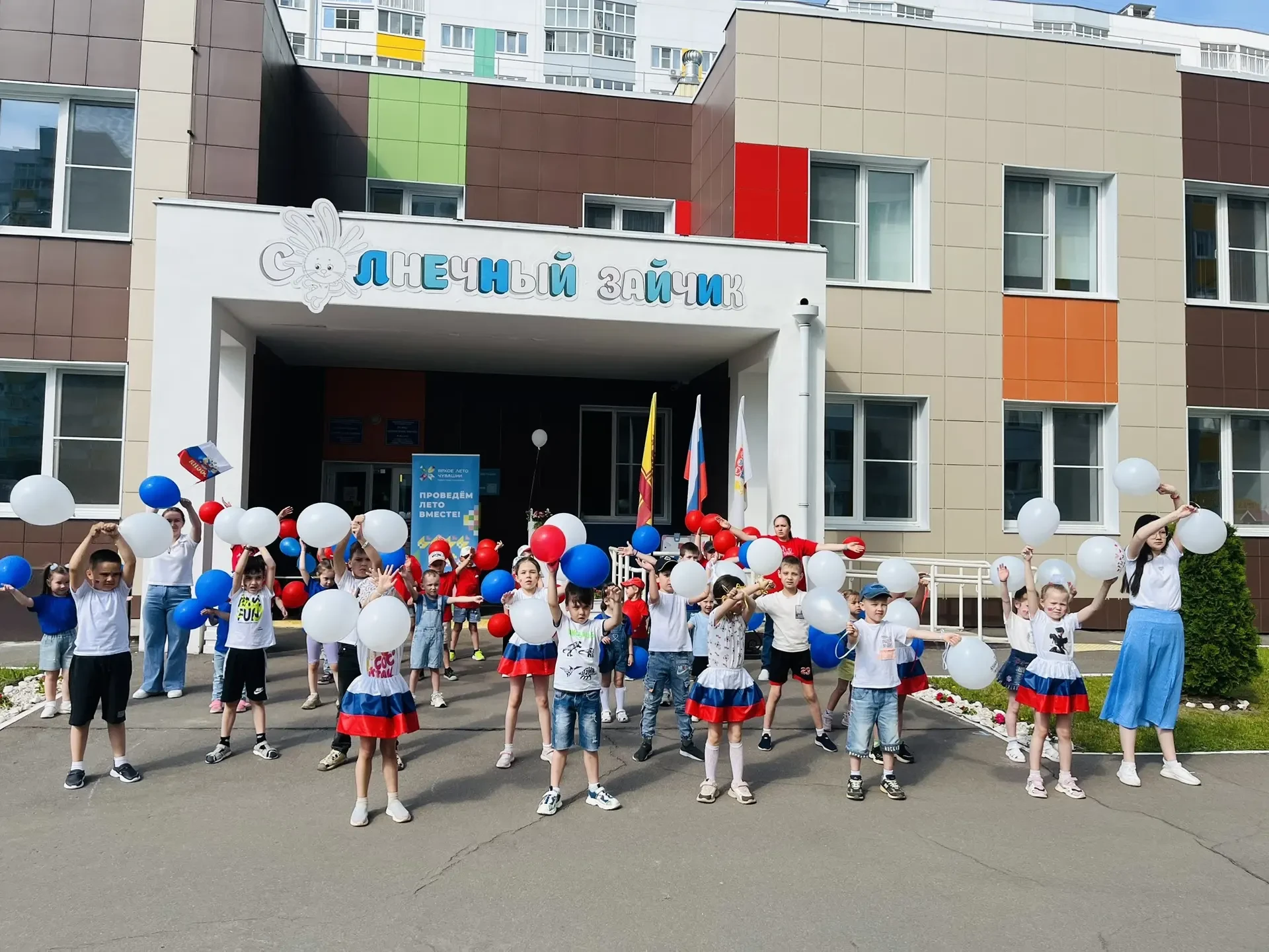 Сегодня в нашем детском саду состоялся весёлый и энергичный флешмоб-зарядка с символичным названием 