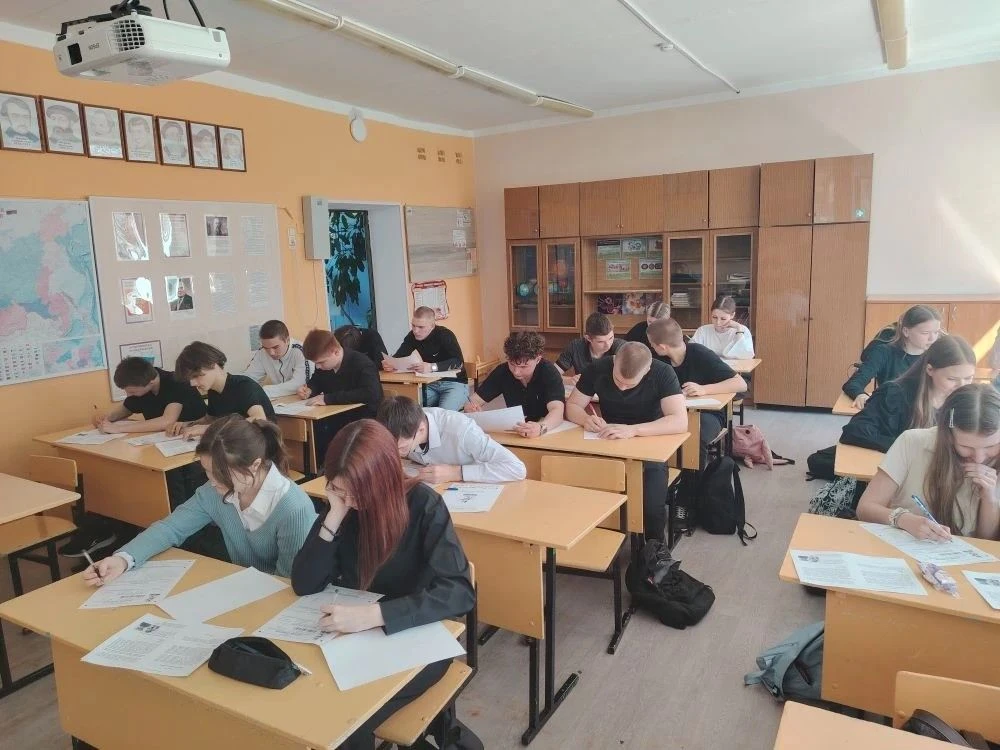Сегодня в нашей школе прошел "Диктант Победы", в котором приняли участие учащиеся 7-11 классов и сот