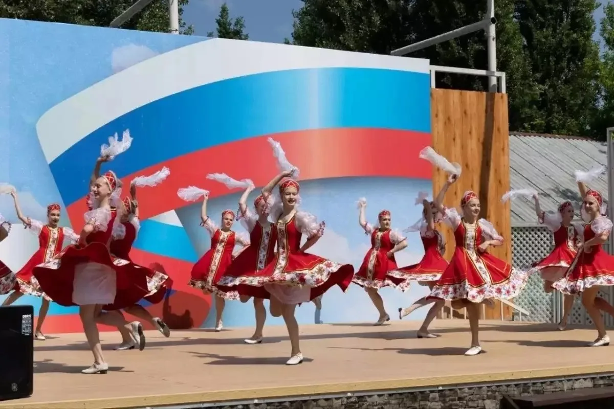 Дорогие батайчане! Редакция «Батайского времени» поздравляет вас с Днем России!🇷🇺

Россия — это не