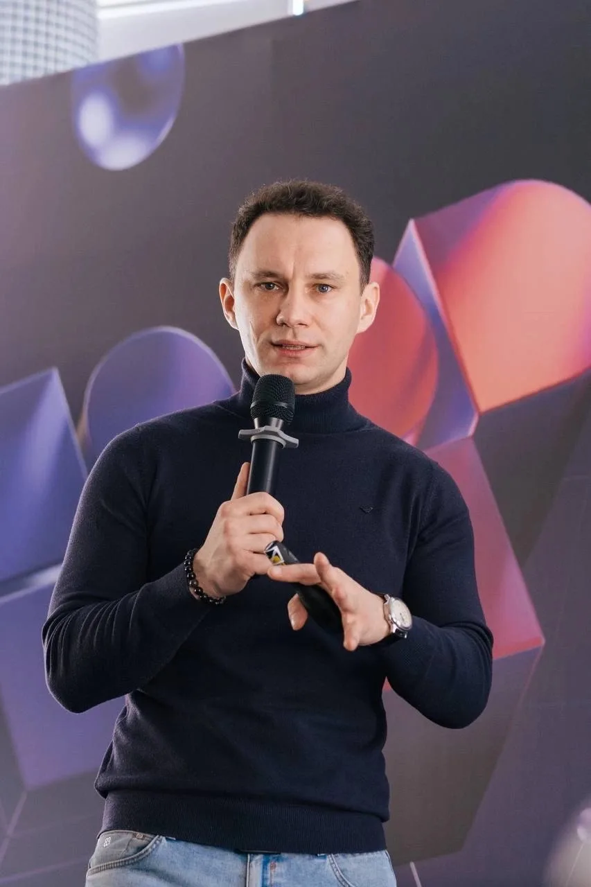 С Днем рождения, Валентин! 

Валентин Шихобалов - энергичный, опытный директор Молодежного центра Ре