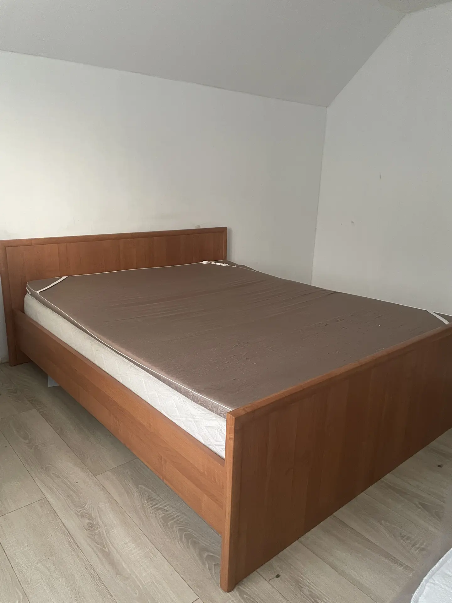 Продается коровать б/у . Размер 160*200. Основание ортопедическое. Подам с матрасом и наматрюсником.