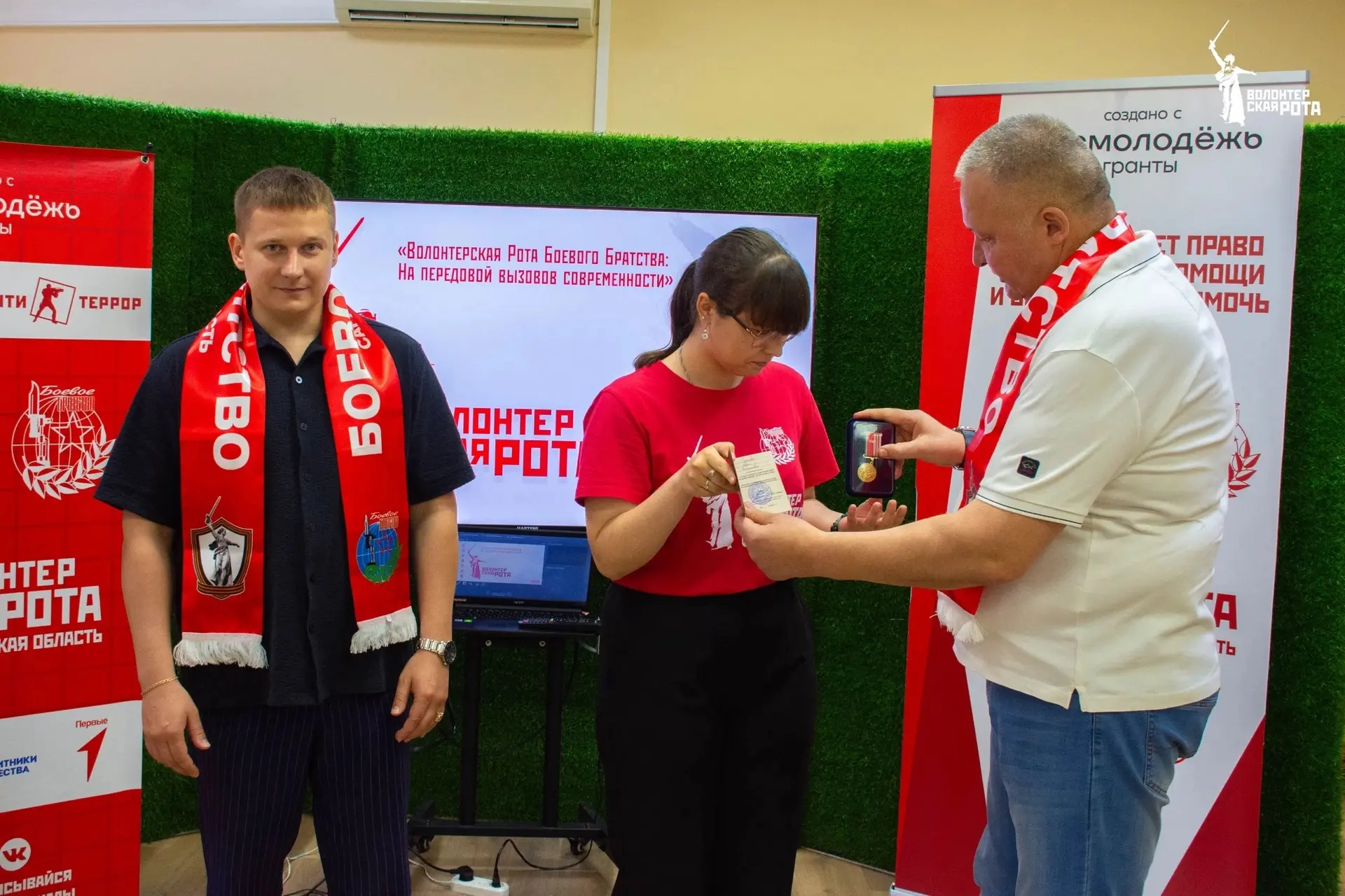 🏅 Студентка Политеха награждена медалью «За заслуги перед ветеранской организацией «Боевое Братство