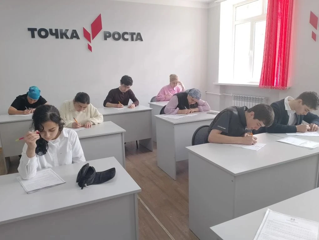 🚜 Агродиктант: первый шаг к профессии будущего!

Вчера учащиеся нашей школы приняли участие в Агрод