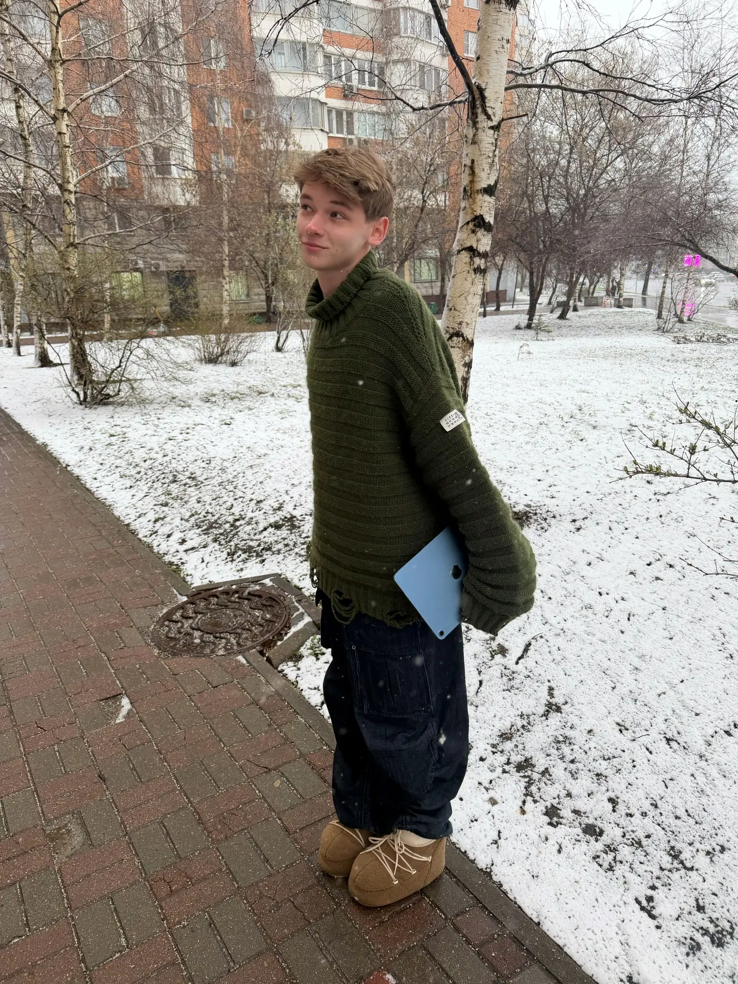 у нас второй день подряд так пасмурно и холодно где весна и солнце :(
