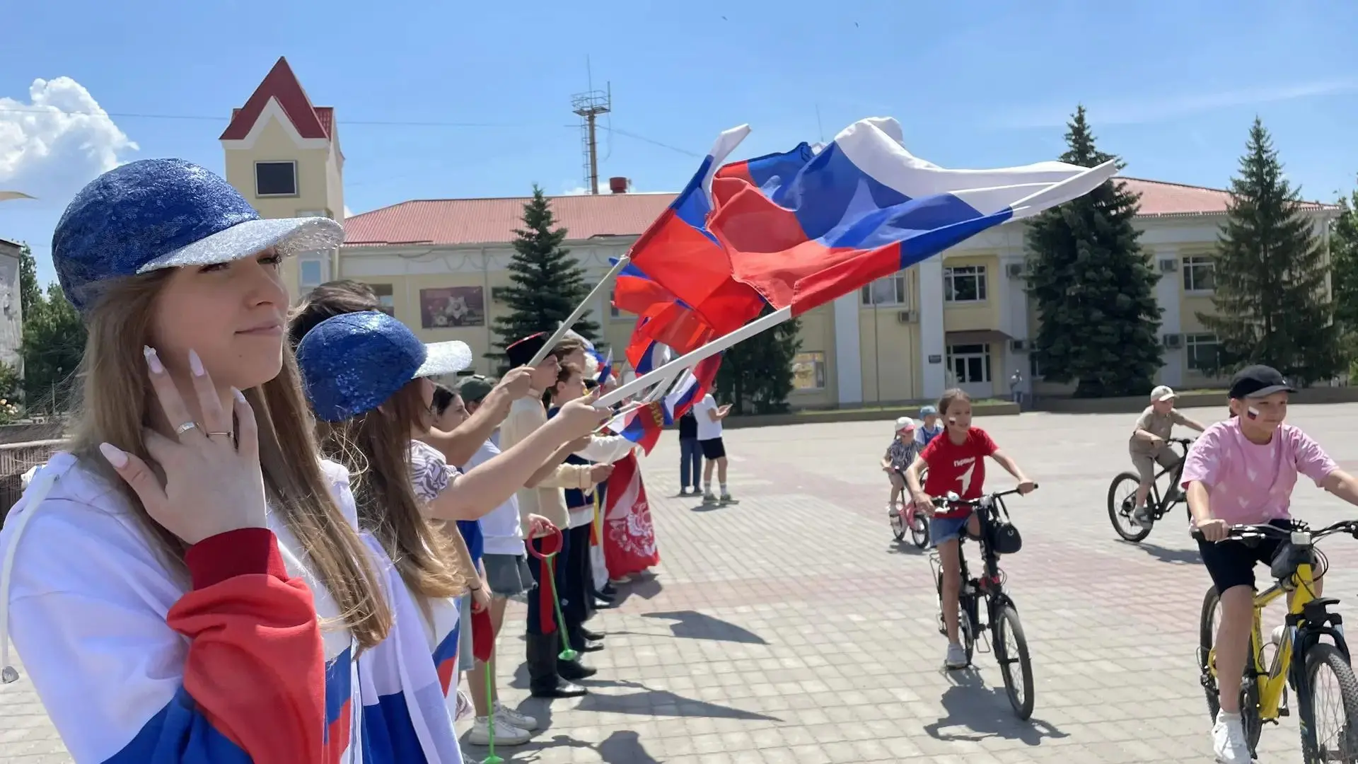 🚴‍♀️ С ветерком по площади! 🚴‍♂️
🇷🇺Сегодня, в День России, наша городская площадь превратилась в