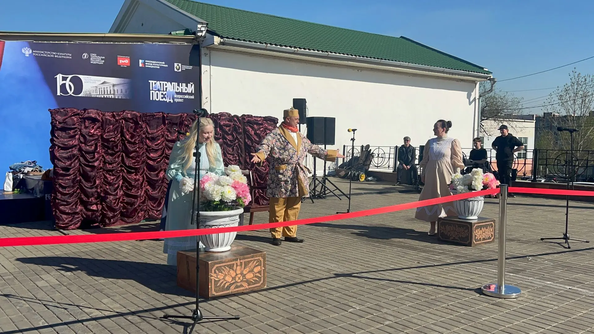 Спектакль на перроне
⁣
🚂Вчера в Хабаровск прибыл "Театральный поезд".
⁣
Проект объединит регионы Ро