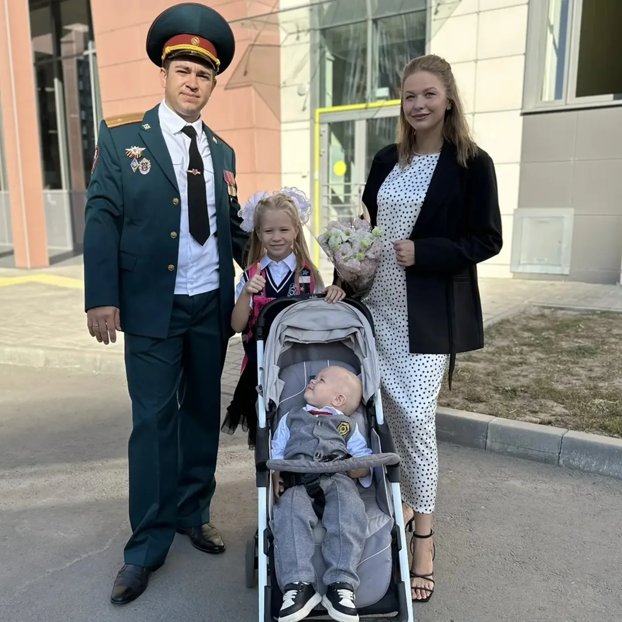 Рядом с родными

👨‍👩‍👧 Ученица нашей школы Полина Краснобрыжая вместе с родителями и младшим брат