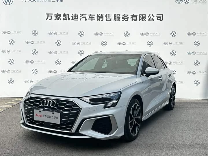 📌Audi A3 Sportback 35 TFSI 2022 года 

С минимальным пробегом в хорошем состоянии. Стильный снаружи