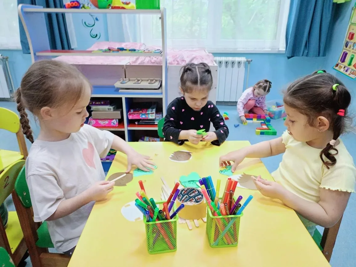 Клей ребята шустро взяли
И скелет нарисовали;
Уложили палочки –
Ровненько и в «галочки»…
Вышла аппли