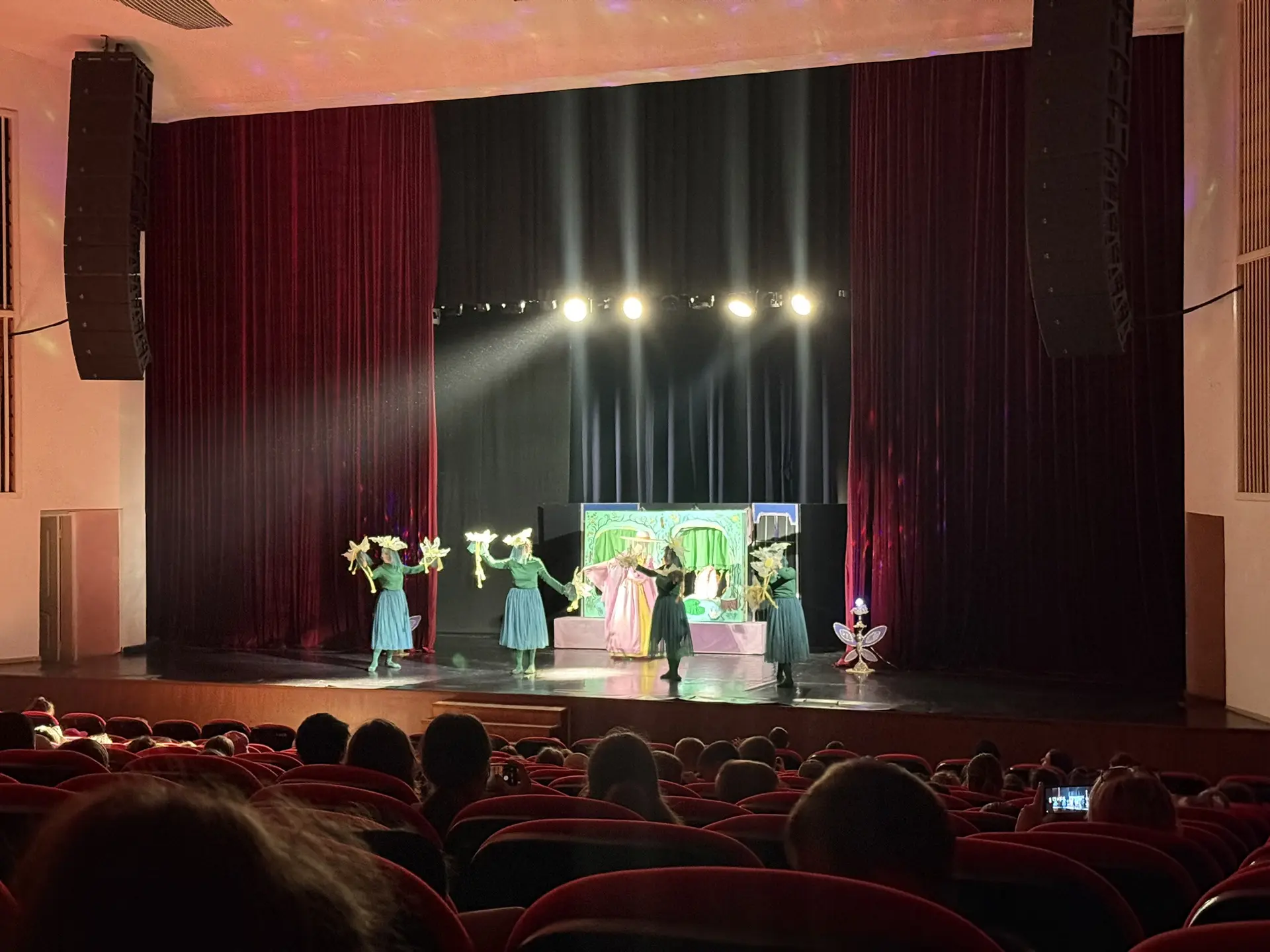 🎭 Лагерь «Мадагаскар» в кукольном театре: представление «Дюймовочка»

Сегодня наш школьный лагерь «