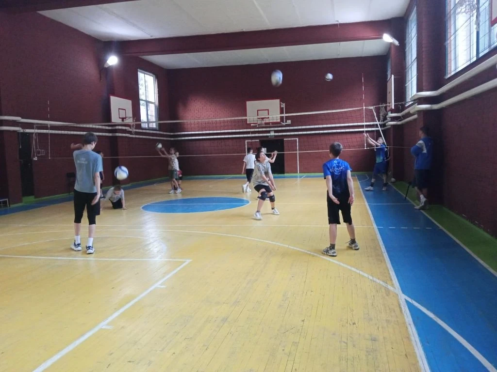 Лето по-спортивному: наши волейболисты на сборах!🏐

Каникулы в самом разгаре, но для наших спортсме