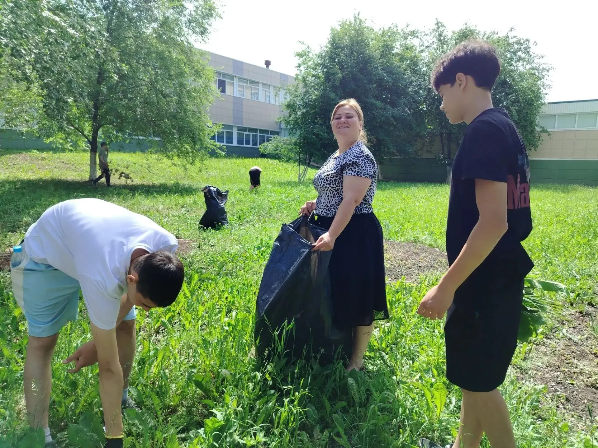 ✨🌞Лагерь труда и отдыха продолжает свою работу. Ребята с новой силой очистили территорию гимназии о