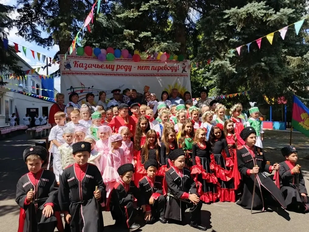Закружились в хороводе дружбы

Русские, марийцы, татары, чуваши, цыгане... Кого только не было сегод
